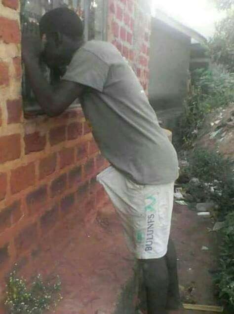 Ne znamo što gleda, no donji dio tijela govori da je u pitanju nešto zanimljivo