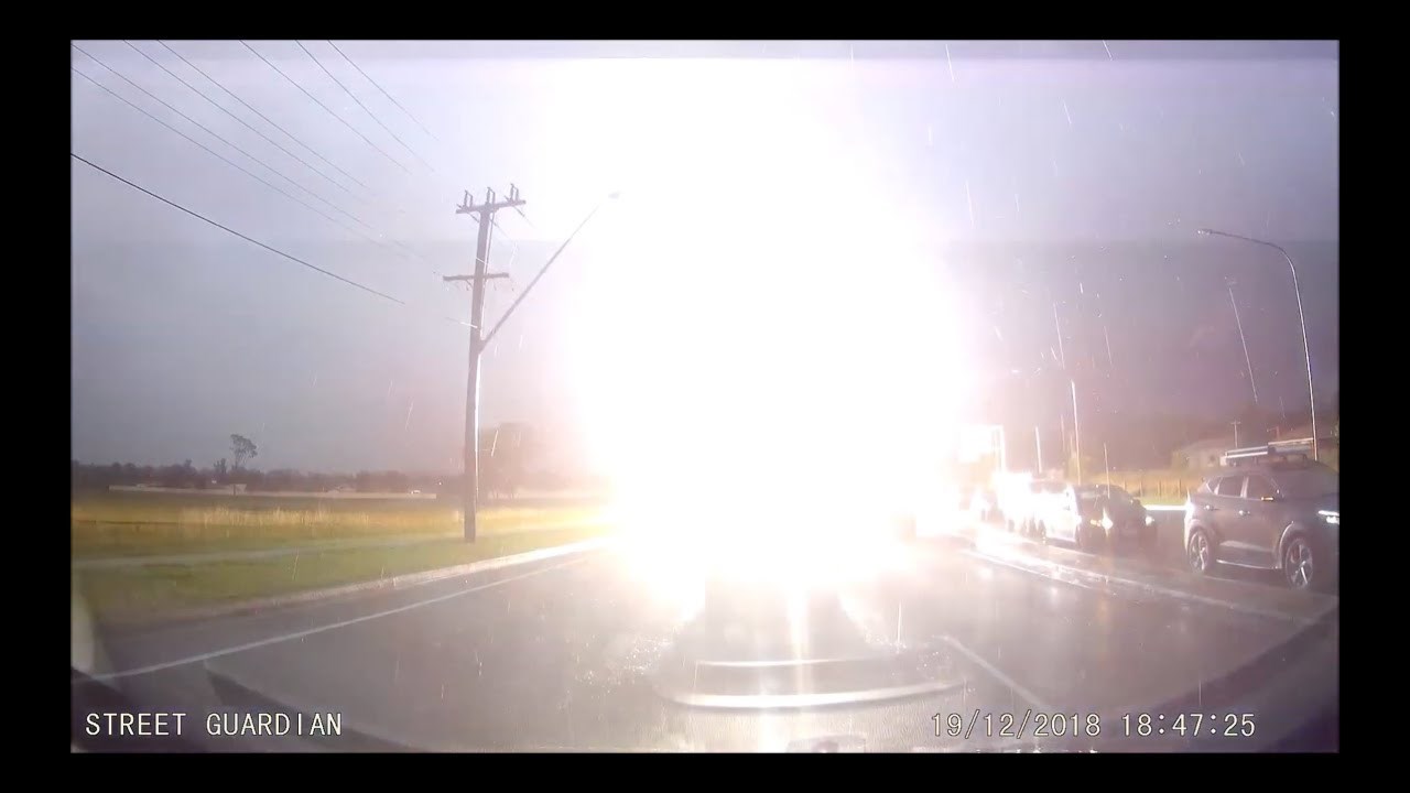 Imali su sreće: Samo nekoliko metara od njih udarila je munja i prestravila sve vozače