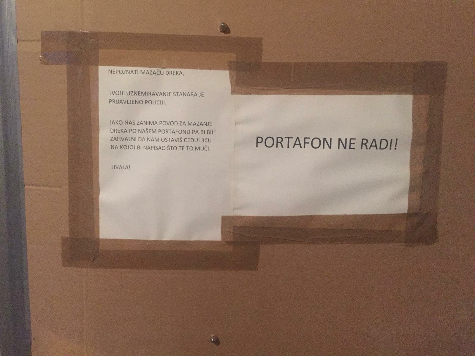ZAGREB Netko je na portafonu ostavio "suvenir" pa su mu uznemireni stanari napisali urnebesnu poruku