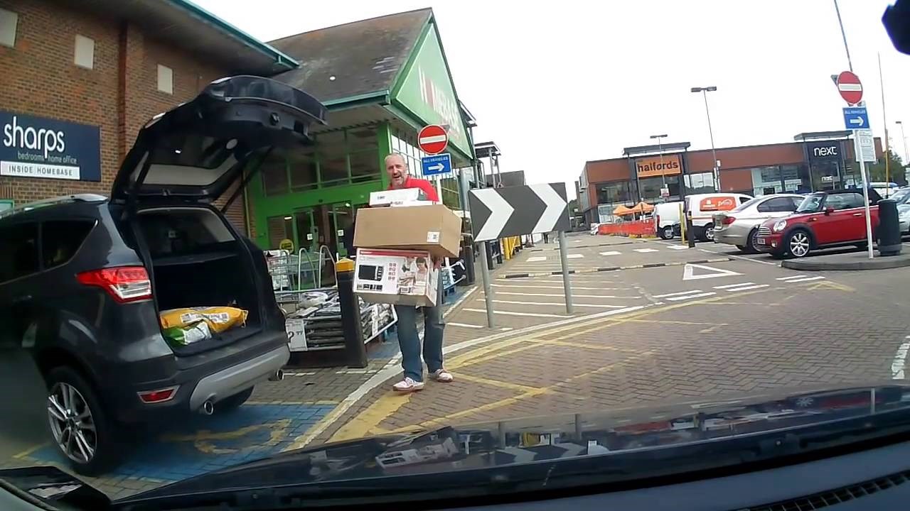 Otvorio je gepek, a iz njega je izletio neočekivani gost