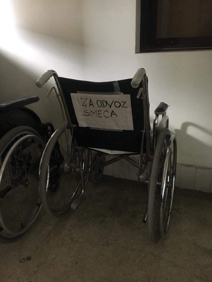 Natpis na ovoj stolici zbunio je mnoge, a sigurni smo da i vama neće biti jasno