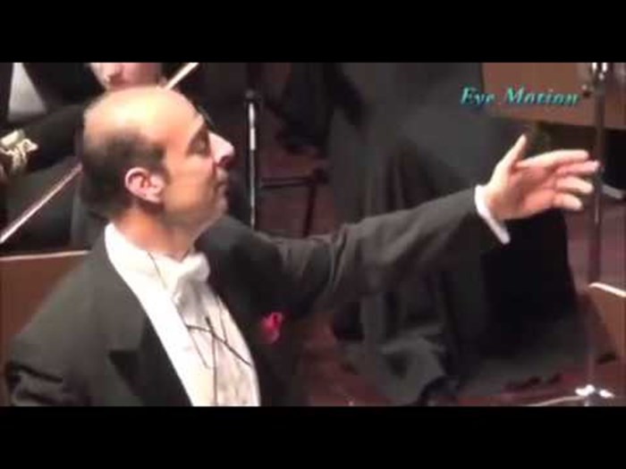 Dirigent je htio utišati publiku koja je pljeskala, no onda je došao na bolju ideju