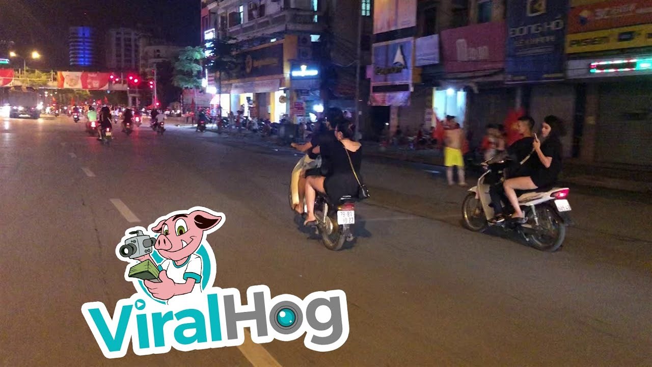 Htjeli izvesti trik na motoru pa se rasuli nasred ceste 