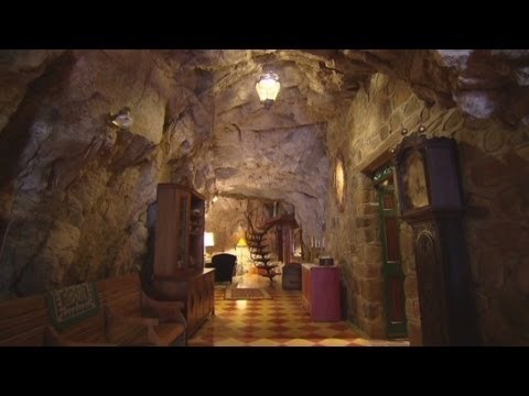 Oni žive u špilji, a kada joj vidite unutrašnjost, šokirat ćete se
