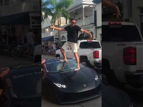 Htio je ispasti faca i pohvaliti se svojim autom pa postao predmet sprdnje