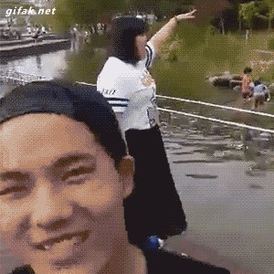 GIF Htio ju je gurnuti u vodu, a onda je dobio svoje