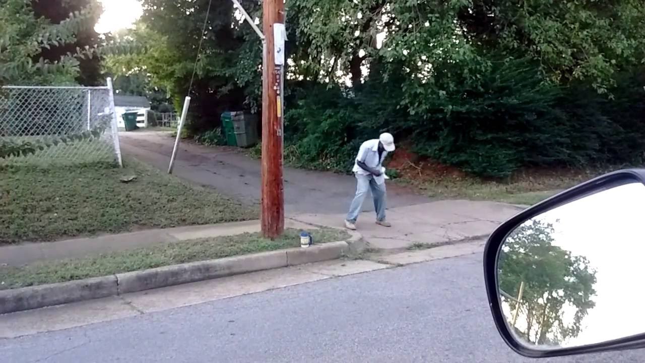 Ugledao je čovjeka koji pleše nasred ulice i učinio nešto što mnogi ne bi