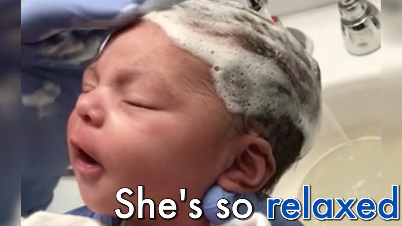 Tek rođena beba uživa u pranju kose, njezina reakcija sve govori 