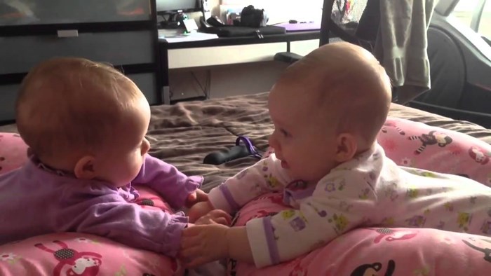 Preslatke blizanke po prvi puta komuniciraju i drže se za ruke