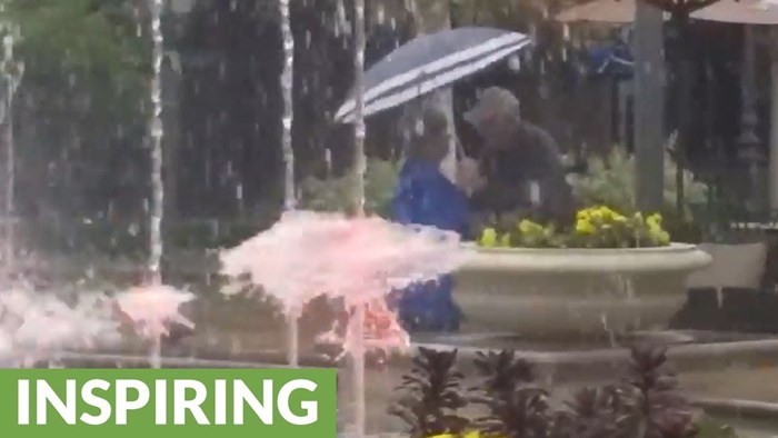 Stariji par zaplesao je na kiši i pokazao što je to prava ljubav