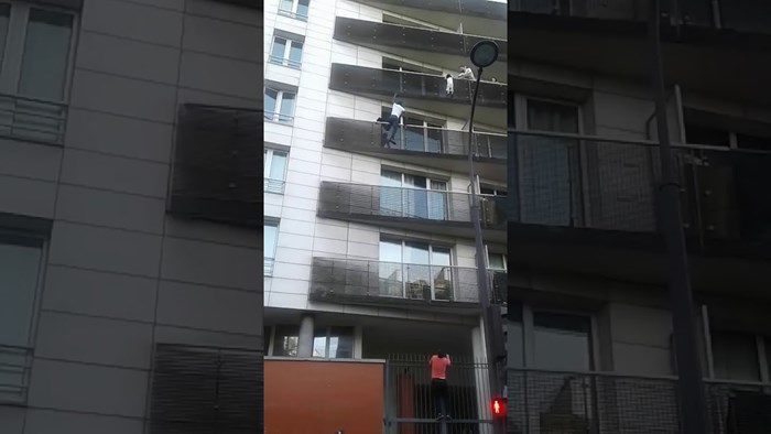 Čovjek se penjao po zgradi kako bi spasio dijete koje je visilo s terase