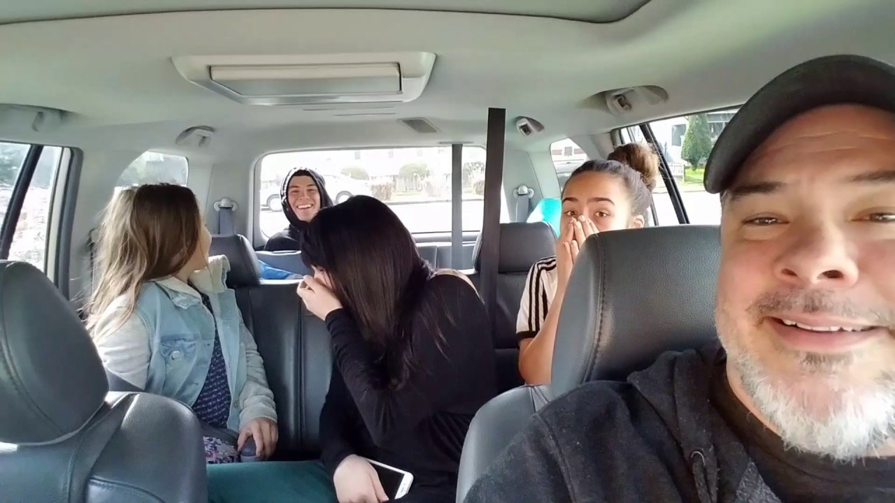 Tata im je rekao da želi obiteljsku fotku prije puta, a onda su ugledali iznenađenje u prtljažniku 