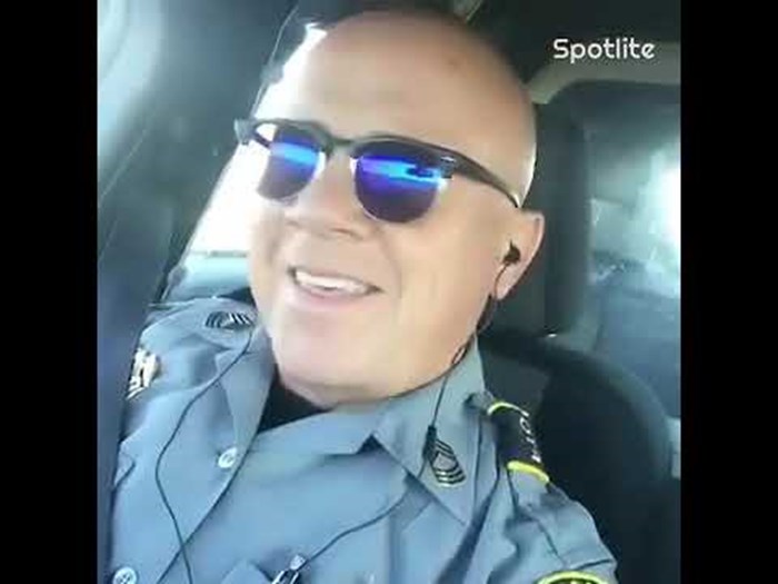 VIDEO Policajac zapjevao poznatu pjesmu i oduševio svijet svojim glasom