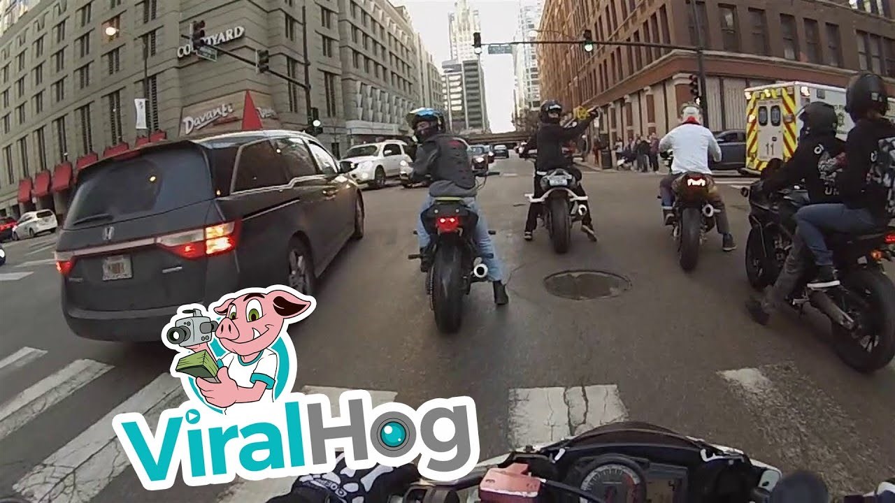 Policajac je bacio vruću kavu na čovjeka koji je vozio motor