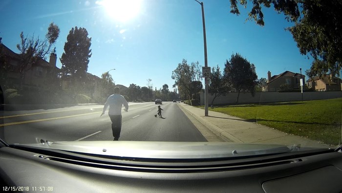 VIDEO Spasio život djetetu koje se igralo nasred prometne ceste 