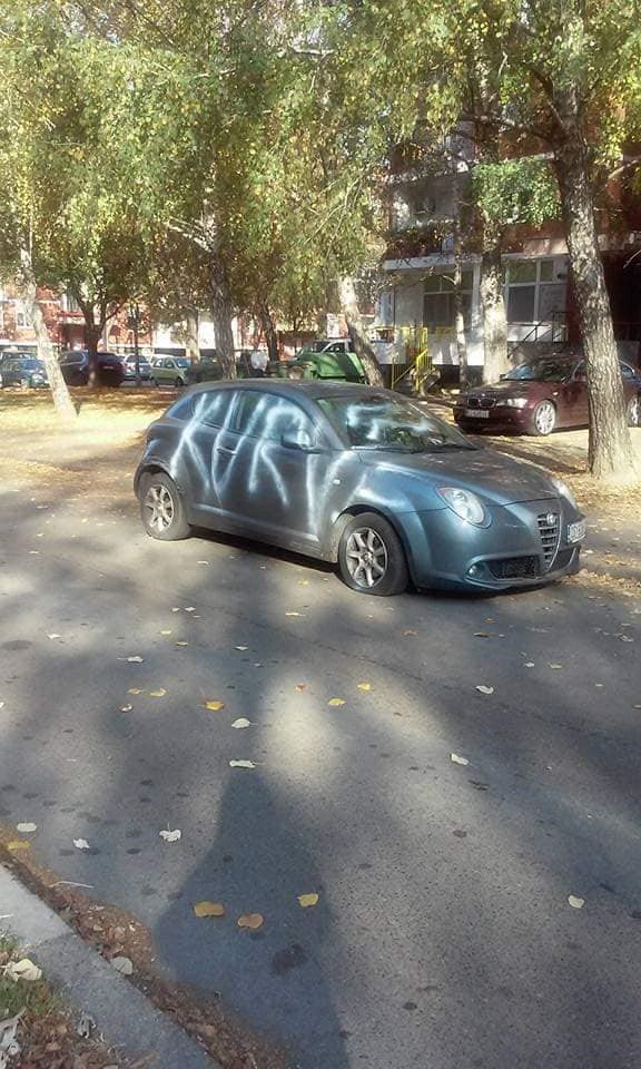 U Osijeku netko nije bio dobar pa mu je osvanuo ovaj "ukras" na autu