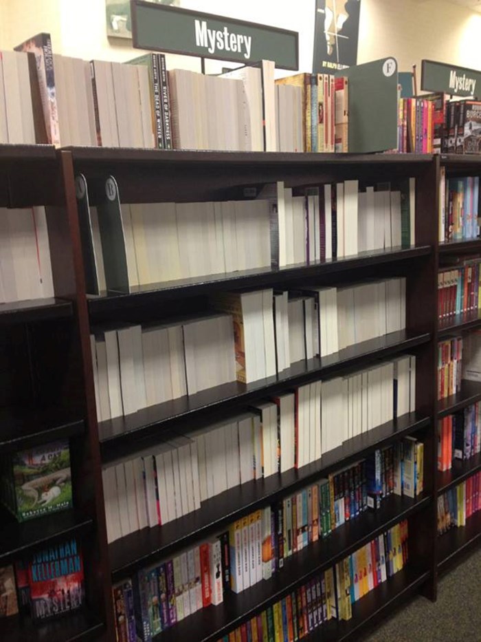 Okrenuli su knjige u knjižari kako im se ne bi vidio naslov, a razlog je genijalan