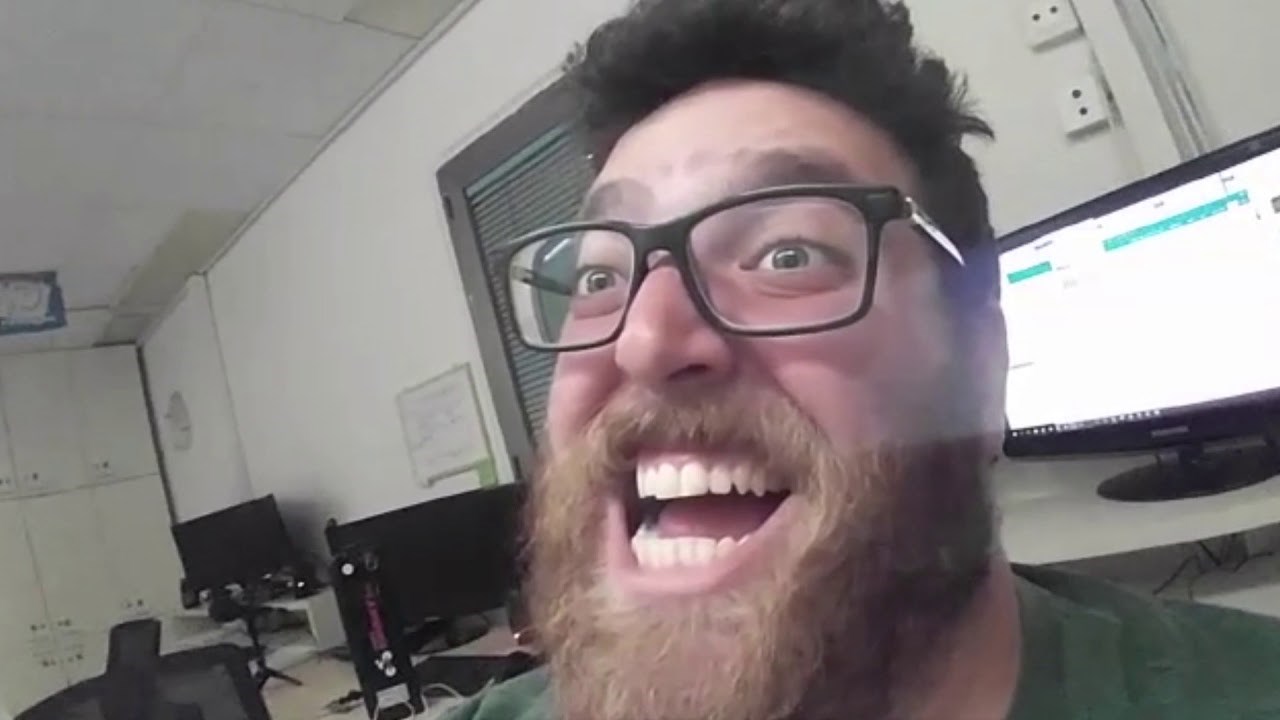 Bilo mu je jako dosadno na poslu pa je odlučio snimiti vrlo čudan video