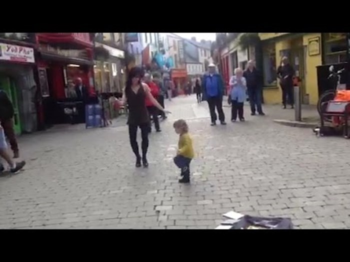 Djevojčica se ubacila uličnoj plesačici u točku i potpuno ukrala show 