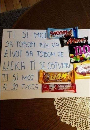 Netko je odlučio biti romantičan uz pomoć slatkiša pa ga izrugao cijeli internet 