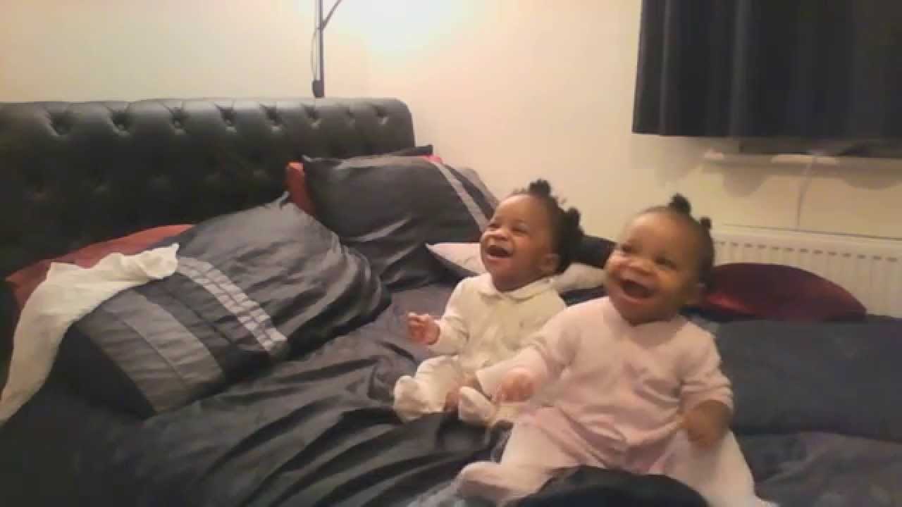 Preslatke bebe blizanke plešu na maminu pjesmu