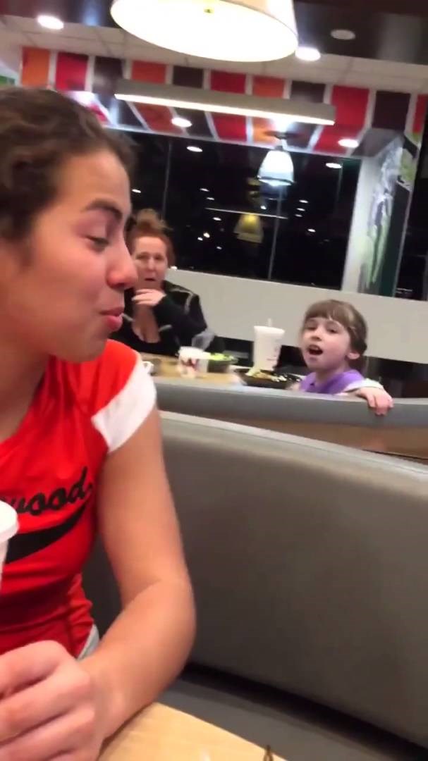 VIDEO Jele su u restoranu, a onda su začule nešto što su morale snimiti 