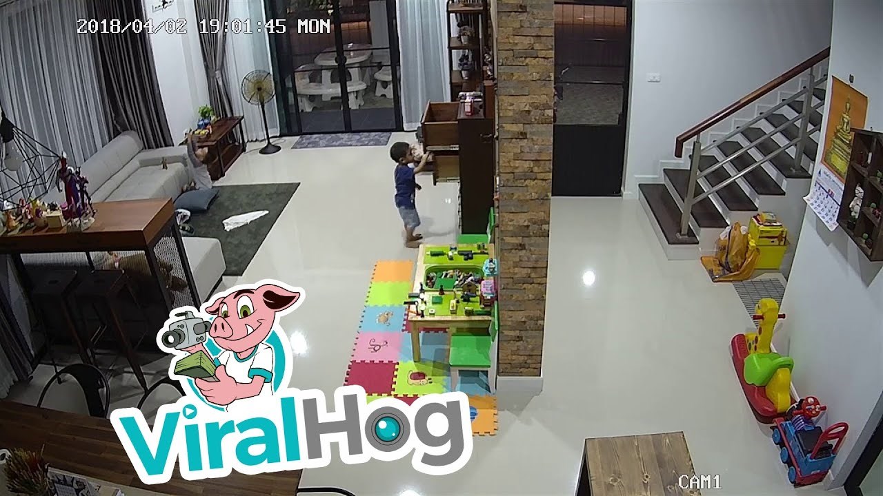 Sekunda ga je dijelila od nezgode, no maleni se izvukao u posljednji tren