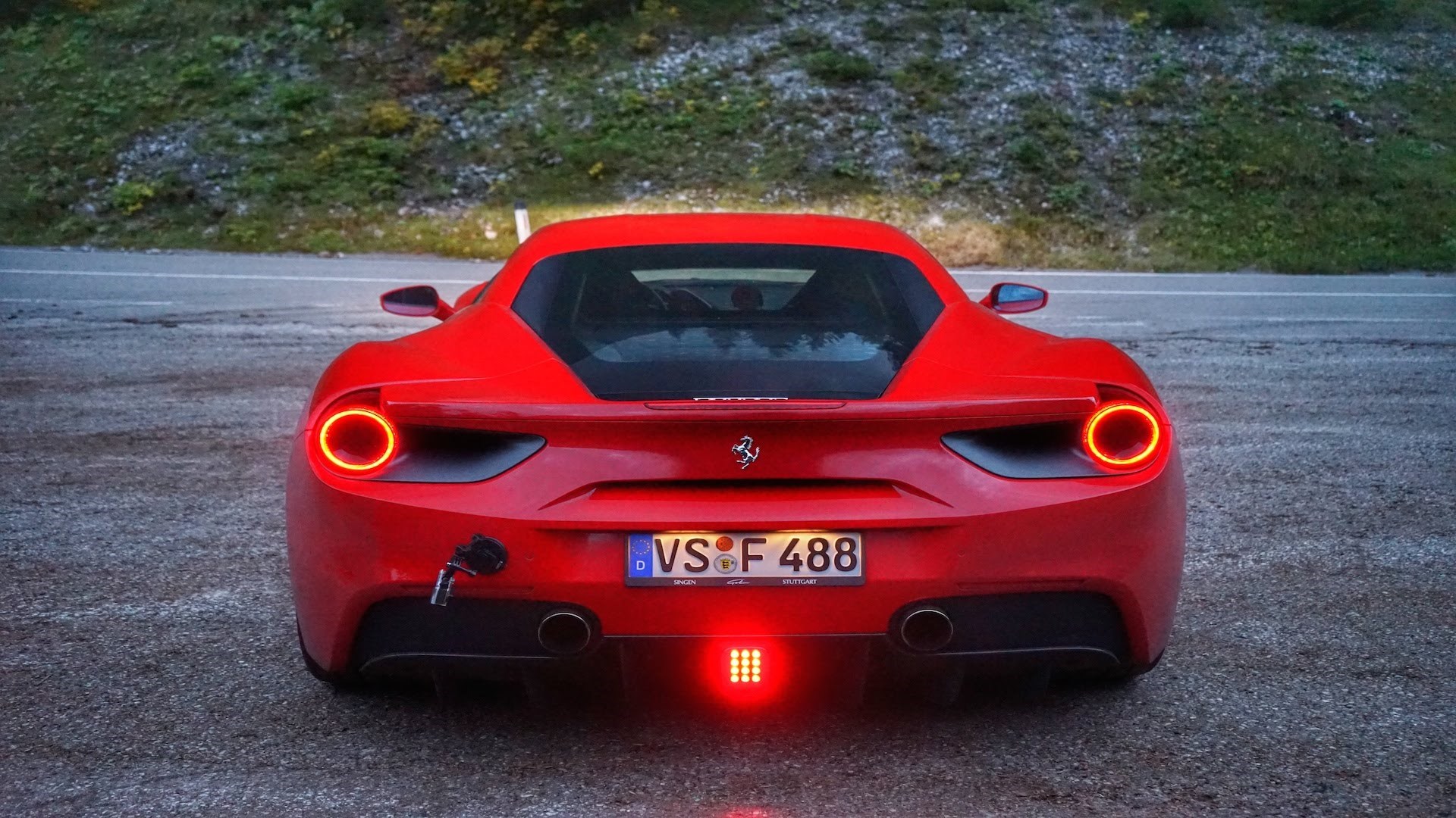 Sjedni u Ferrari 488 GTB i slušaj kako reži dok juriš planinskim zavojima!