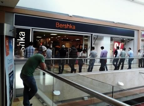 Cure, vidite kako nas lijepo čekaju ispred dućana:D