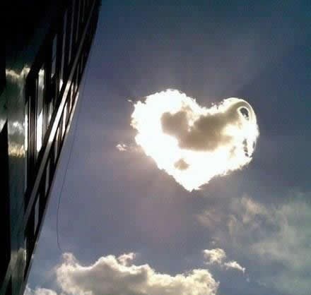 Nebo poslalo poruku putem oblaka u obliku srca