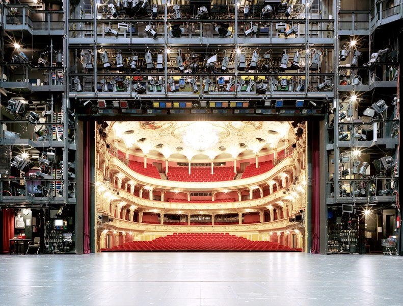 Pogled "s druge strane" kazališta