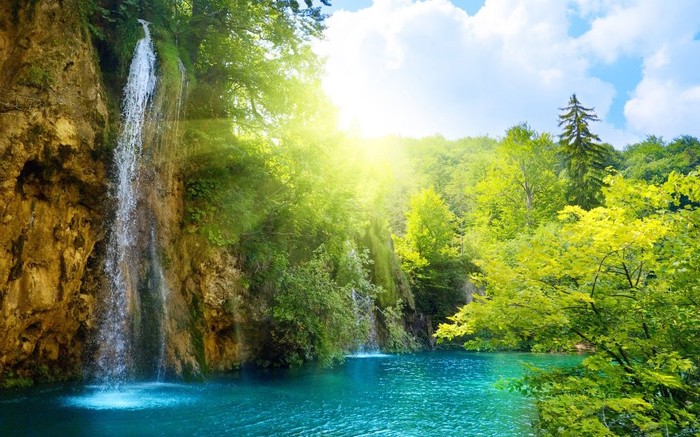 Čarobna priroda u zoru: Slapovi, jezero i zelenilo