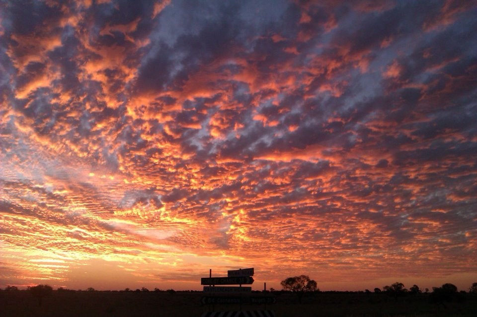 Ružičasti oblaci plove u suton