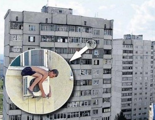 Genijalac servisira klima uređaj