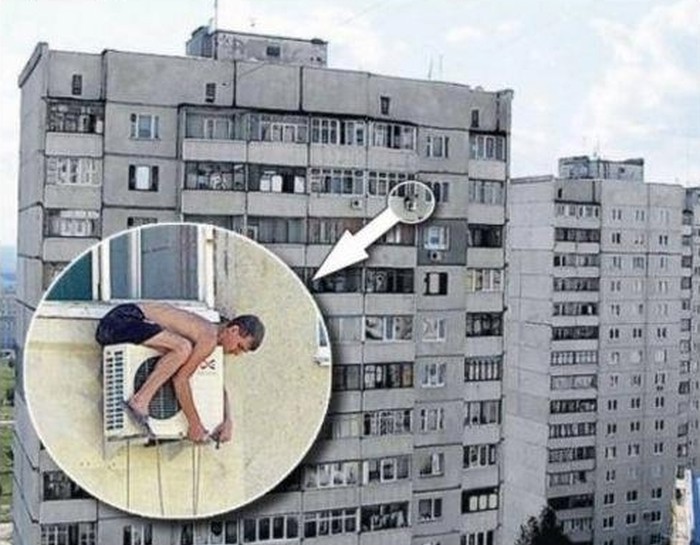 Genijalac servisira klima uređaj
