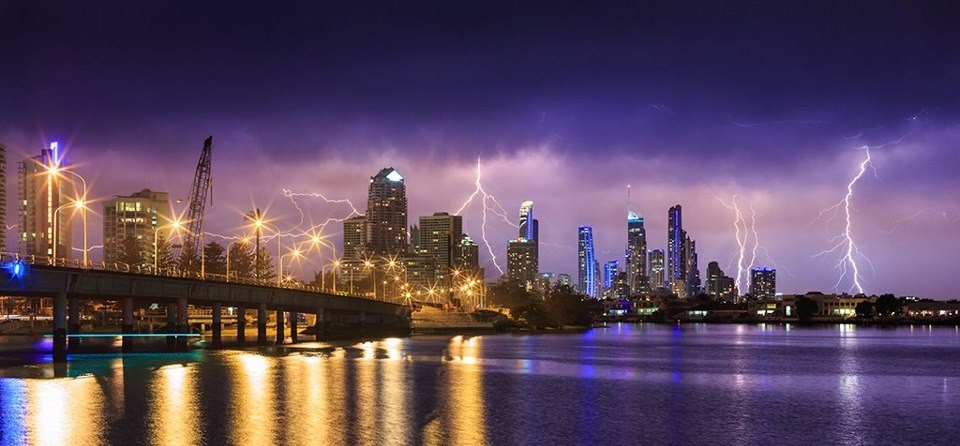 Savršena olujna noć: Munje proparale nebo nad velegradom