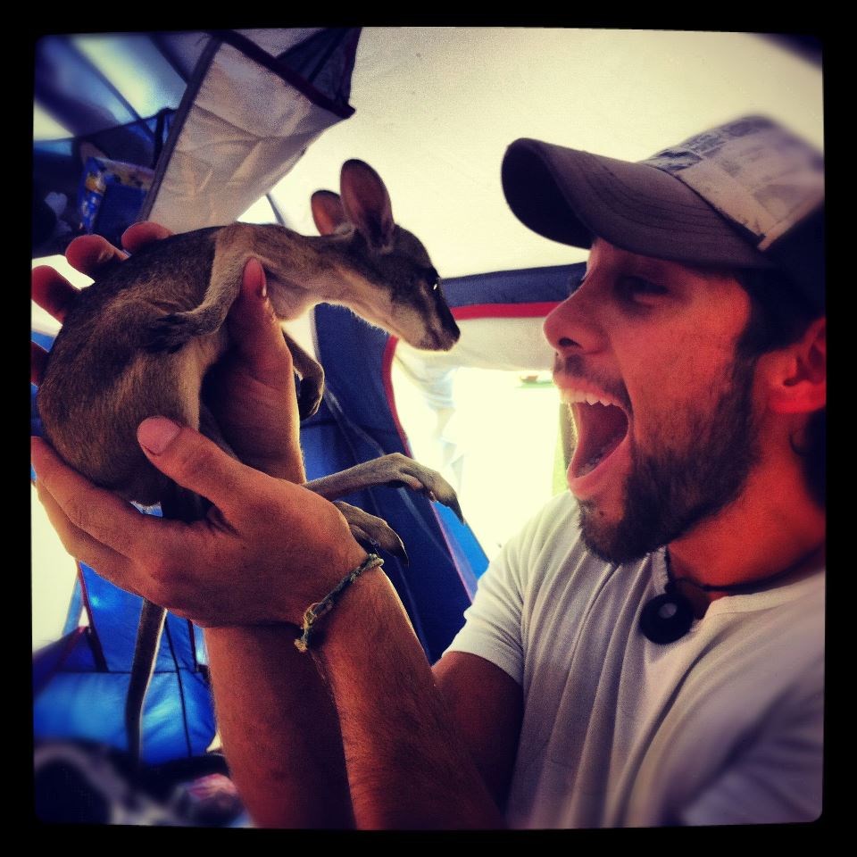 Pobenavio od veselja kad je upoznao malog klokanića