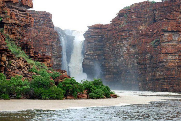 Rajska plaža ispod slapova - King George falls, Australija
