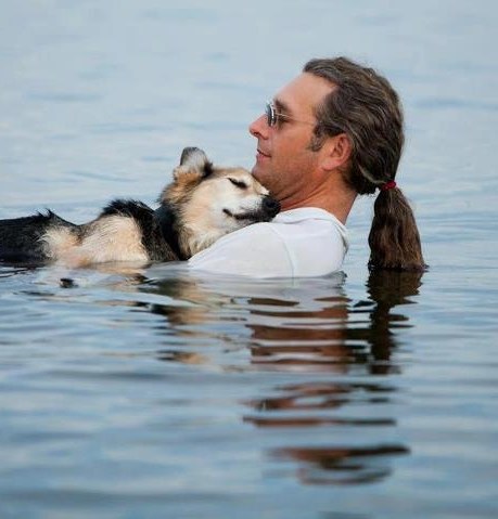 Pas uživa u kupanju, zadrijemao na gazdinom ramenu