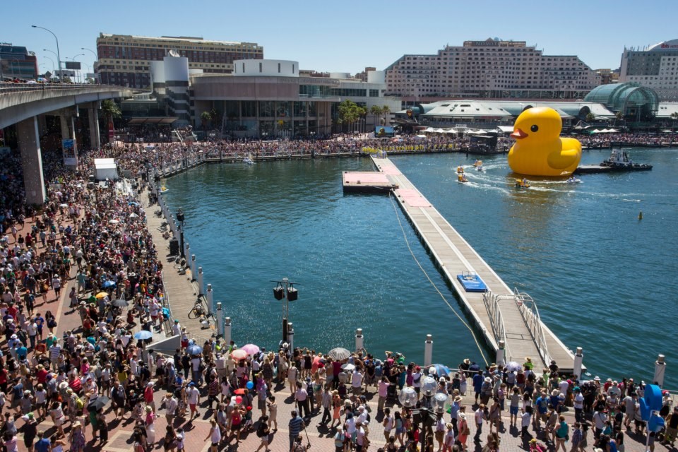 Divovska patkica doplovila u luku u Sydneyu