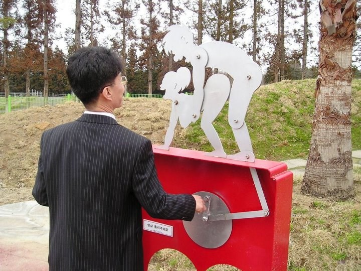 Japanski poslovnjak k'o malo dijete - oduševila ga igračka