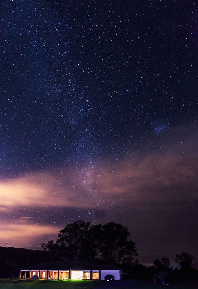 Noćna idila - kućica pod milijunima sjajnih zvijezda
