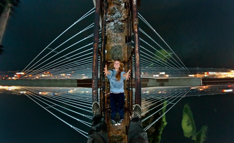 Genijalna fotka - skok s mosta curi u zagrljaj