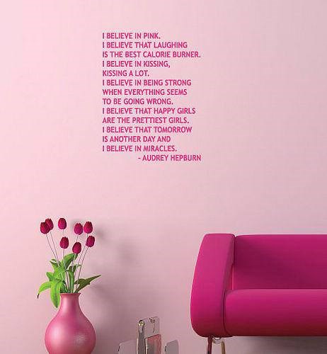 Živi u svom malom ružičastom svemiru...