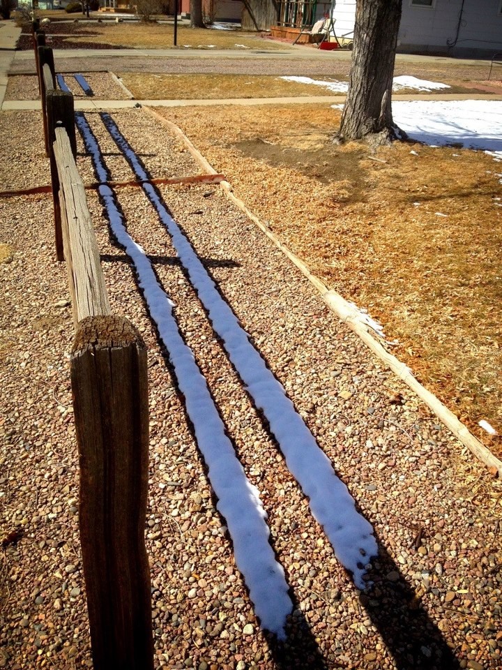 Sjena ograde snježne tragove sakrila od sunca