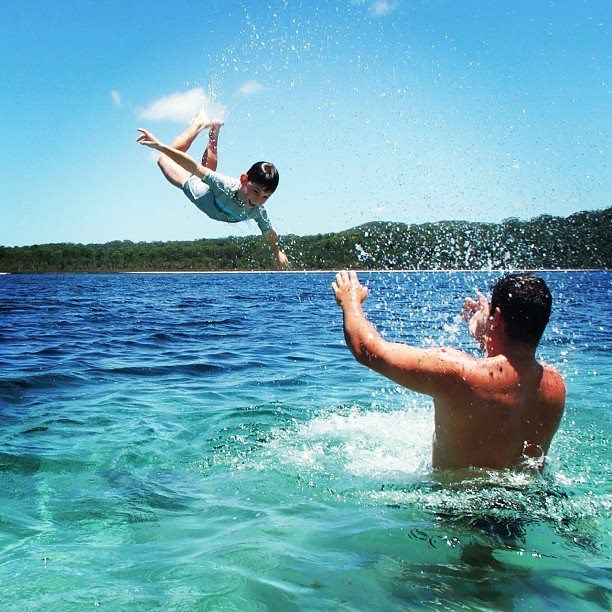 "Leteći" klinac uživa na moru ludirajući se s tatom