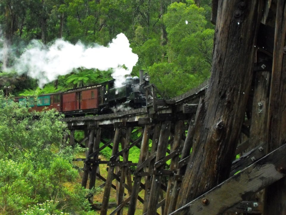 Vlakom na drveni most koji se jedva drži u komadu