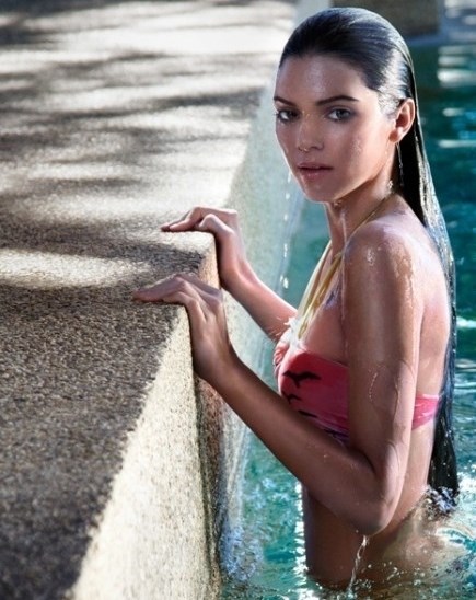Sexy crnka izranja iz vode