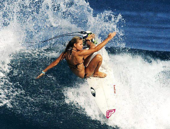 Sexy surferica prava maherica na valovima