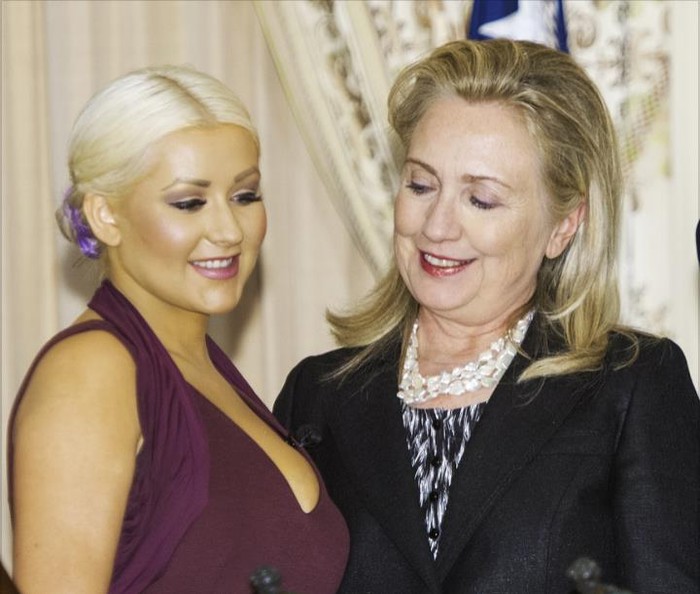 Njenom dekolteu nije odoljela ni Hillary Clinton